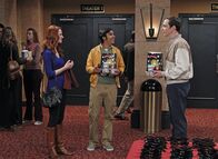 The Big Bang Theory – Noch ahnen Raj (Kunal Nayyar, M.) und Sheldon (Jim Parsons, r.) nicht, als sie auf Emily (Laura Spencer, l.) treffen, dass sie in männlicher Begleitung ist ...