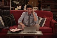 How I Met Your Mother – Während Ted (Josh Radnor) von seinem einsamen Dasein die Nase voll hat und sich dem Online-Dating zuwendet, hat Barney ein Problem mit dem Beruf seiner Freundin ...