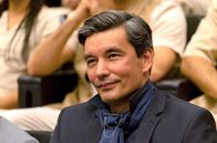 Charité – Gesundheitsminister Thomas Nguyen (Hyun Wanner) ist zur Antrittsrede von Dr. Maral Safadi zu Gast.