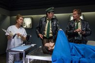 Hubert und Staller – Hinter, v.li.: Dr. Anja Licht (Karin Thaler), Johannes Staller (Helmfried von Lüttichau) und Christian Tramitz (Franz Hubert)