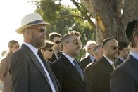 Inside Hollywood – Ben (Robert De Niro,m.) hat nicht nur Probleme mit Bruce Willis (als er selbst,l.) der zu seinem Leidwesen im nächstem Film unbedingt mit Vollbart und Bierbauch auftreten will, sondern er erfährt auch auf der Trauerfeier eines Produzenten dass seine 17-jährige Tochter Zoe ein Verhältnis mit jenem hatte.
