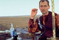 Pitch Black - Planet der Finsternis – Paris Ogilvie (Lewis Fitz-Gerald) ist froh, das seine zahlreichen Flaschen Alkohol bei dem Absturz heil geblieben sind.