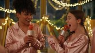 Home Sweet Rome! – Charlotte (Gloria Colston, l.) und Lucy (Kensington Tallman, r.) singen Karaoke im Pyjama.