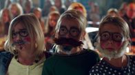 Ella und das große Rennen – Tiina (Aura Mikkonen), Hanna (Emilia Paasonen) und Ella (Freja Teijonsalo, 3 v.li.) versuchen mit allen Mitteln, ihr Ziel zu erreichen.