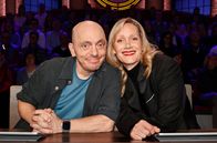 Wer weiß denn sowas? – Rateteam-Kapitän Bernhard Hoëcker (l.) und die Schauspielerin Anna Schudt (r.) bilden ein Rateteam.
