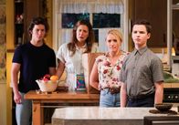 Young Sheldon – (v.l.n.r.) Georgie Cooper (Montana Jordan); Mary Cooper (Zoe Perry); Mandy (Emily Osment); Sheldon Cooper (Iain Armitage)