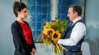 Walking on Sunshine – Tilia Konstantin (Proschat Madani), Otto Czerny-Hohenburg (Robert Palfrader).
