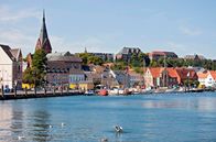 Wunderschön! – Hoch im Norden Deutschlands, direkt an der dänischen Grenze, liegt die Flensburger Förde - eine Urlaubsregion mit maritimem Flair und skandinavischer Gemütlichkeit. Das Besondere ist ihre spannende Geschichte: Mal waren die Gebiete an der Ostsee dänisch, mal deutsch. - Stadtansicht Flensburg und die Schlei