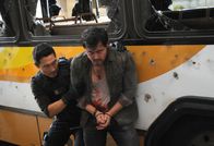 Hawaii Five-0 – Nachdem mehrere tote Drogenopfer angeschleppt wurden, schüpfen Chin (Daniel Dae Kim, l.) und seine Kollegen Verdacht und kommen schließlich Gabriel (Christopher Sean, r.) auf die Schliche. Dieser ist jedoch angeschossen und schwer verwundet. Bei dem Versuch, ihn ins Krankenhaus zu schaffen, um ihn der Justiz zu überlassen, gerät das Five-0 Team in einen Hinterhalt, denn offenbar sind nicht nur sie hinter Gabriel her ...