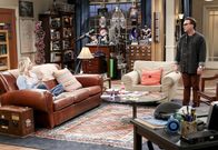The Big Bang Theory – Müssen sich mit einem neuen Untermieter herumärgern: Penny (Kaley Cuoco, l.) und Leonard (Johnny Galecki, r.) ...