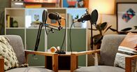 Welt - Stimme am Morgen – Mikrofon, Podcast und Setup für Live-Streaming im Studio, Broadcast und Ankündigung. Ausstattung, leerer Raum und Aufnahme für Talkshow mit Radio-Service, Streamingsitzung und Unterhaltungs-Audio