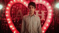 This Is Going to Hurt – Adam (Ben Whishaw) wird alles zu viel. Paralysiert und erschlagen von seiner Situation, muss er auf die Bühne treten, um eine Rede zu halten. Doch dann schockiert er alle.