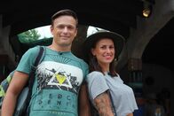 Verrückt nach Meer – Die Geschwister Steffi und Alex machen einen Ausflug in die Küstenstadt Kawakawa. Sie besuchen die berühmte Hauptattraktion, das WC von Hundertwasser.