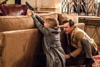Instinct – Geraten überraschend in eine Falle: Dr. Dylan Reinhart (Alan Cumming, r.) und Detective Lizzie Needham (Bojana Novakovic, l.) ...