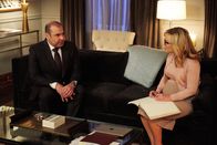 Suits – Louis (Rick Hoffmann) ist nach seiner Degradierung frustriert. Doch dann erhält er eine unerwartete neue berufliche Chance. Kann seine schwangere Freundin Sheila (Rachel Harris) ihm bei der Entscheidungsfindung helfen?