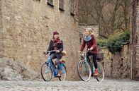 Alles Klara – Klara (Wolke Hegenbarth, r.) besucht mit ihrer Freundin Kati (Sophie Lutz, l.) ein altes Schloss bei Quedlinburg. Sie wollen Fotos für das Stadtarchiv machen, bevor das Gebäude zu einem Luxus-Hotel saniert wird.