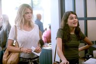 The Mick – Mit großen Brüsten ist das Leben viel einfacher, denkt Sabrina (Sofia Black-D'Elia, r.) und beschließt, sich gegen den Willen ihrer Tante Mickey (Kaitlin Olson, l.) Brustimplantate machen zu lassen.