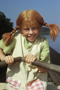 Astrid Lindgren:: Pippi Langstrumpf – Pippi (Inger Nilsson) lenkt den Kahn auf die Insel zu.