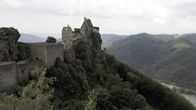 Terra X: Mythos Burg – "Terra X -Mythos Burg" erklärt, wie Burgherrn ihre Bollwerke gegen Angriffe und Feuerwaffen schützten. Auf der niederösterreichischen Burg Aggstein lösten sie es mit mehreren massiven Mauerriegeln, die den Zugang zur Kernburg erschweren.