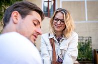 Sturm der Liebe – Paul (Sandro Kirtzel, l.) bedankt sich bei Josie (Lena Conzendorf, r.) mit einer Massage für ihren Einsatz.
