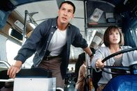 Speed – Der LAPD-Cop Jack Traven (Keanu Reeves) und die Amateur-Busfahrerin Annie (Sandra Bullock) geben kräftig Gas.