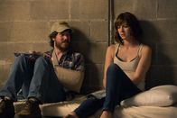 10 Cloverfield Lane – Kann Michelle (Mary Elizabeth Winstead, r.) dem angeblich ebenfalls geretteten Emmett (John Gallagher jr., l.) vertrauen?; Kann Michelle (Mary Elizabeth Winstead, r.) dem angeblich ebenfalls geretteten Emmett (John Gallagher jr., l.) vertrauen?