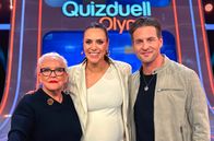 Quizduell - Olymp – Moderatorin Esther Sedlaczek (M.) mit den Kandidaten des Teams "Musical": Angelika Milster (l.) und Alexander Klaws (r.)