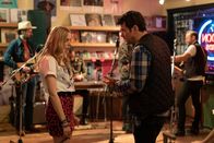 Loudermilk – Claire Wilkes (Anja Savcic, l.); Sam Loudermilk (Ron Livingston, r.)