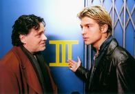 In aller Freundschaft – MDR Fernsehen IN ALLER FREUNDSCHAFT FOLGE 98, ""Der Goldene Käfig"" Uhr. Der Manager Christian Satorius (Uwe Bertram) akzeptiert stillschweigend, dass sein Musiker Sebastian Deyle unter Bulemie leidet - eine Reaktion auf den Stress und das dominante Verhalten seines Managers.