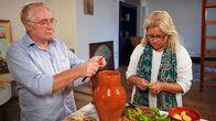 Zu Tisch ... – Zu Tisch Matera – Italien Angelo, ein Freund der Familie Sigillino und Antonella Sigillino bereiten die Pignata vor. Copyright: SRF/Berlin Producers/Frederik Klose-Gerlich