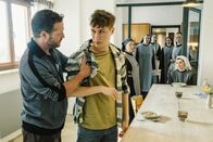 Tatort – Von links: Friedrich Neubauer (Aurel Manthei) packt Sandro (Samuel Benito) und bringt ihn aus der Klosterküche. Im Hintergund stehen Schwester Julia (Christiane Blumhoff), Schwester Jacoba (Petra Hartung), Schwester Klara (Constanze Becker), Schwester Barbara (Corinna Harfouch), Schwester Angela (Ulrike Willenbacher) und Schwester Antonia (Maresi Riegner).