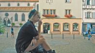 neoriginal: Missing Lisa – Zoë (Violet Braeckman) hat eigentlich zu Beginn der Reisen das Rauchen aufgegeben. Doch ihr fällt es schwer, wirklich darauf zu verzichten.