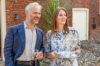 Inspector Barnaby – Das Winzer-Ehepaar William (Mark Bonnar) und Diana Carnarvon (Ruth Gemmell) erwartet viele Gäste zur Weinprobe.
