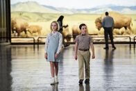 Young Sheldon – Paige (Mckenna Grace, l.); Sheldon (Iain Armitage, r.)