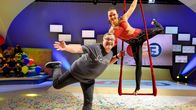 1, 2 oder 3 – Artistin und Trapezkünstlerin Janine Eggenberger erklärt Elton, wie ihr Trapez funktioniert und hat noch eine knifflige Frage für die Rateteams dabei.