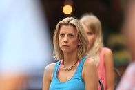 Death in Paradise – Katie Peters (Claire Goose) ist am Boden zerstört, als ihr Mann getötet wird. Aber Humphrey kommt hinter ein gut gehütetes Geheimnis, das auch Katie ein starkes Motiv für den Mord gibt.