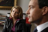 Danni Lowinski – Da Danni (Annette Frier, l.) vor Gericht ausgerastet ist, fordert Richterin Matthias sie auf, sich einen Anwalt zu suchen. Oliver (Jan Sosniok, r.) bietet ihr an, sie zu vertreten. Doch wird das gut gehen?; Da Danni (Annette Frier, l.) vor Gericht ausgerastet ist, fordert Richterin Matthias sie auf, sich einen Anwalt zu suchen. Oliver (Jan Sosniok, r.) bietet ihr an, sie zu vertreten. Doch wird das gut gehen?
