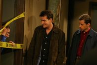 Two and a Half Men – Haben keine Ahnung was mit Stan (Richard Lewis, l.) los ist: Charlie (Charlie Sheen, M.) und Alan (Jon Cryer, r.) ...