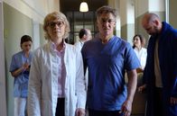 Das Netz - Prometheus – Vorne: Laura Wilkinson, Georg (Tobias Moretti)