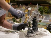 Die Modellbauer - Das Miniatur Wunderland – The demolition work is taking place in Knuffingen