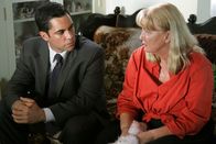 Cold Case - Kein Opfer ist je vergessen – Kann Zelda (Diane Ladd, r.) Det. Scott Valens (Danny Pino, l.) den aktuellen Fall betreffend weiterhelfen?