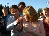 Klassenfahrt - geknutscht wird immer – Als der neue Mitschüler Erik von Brückenstein (Marlon Kittel, l.) vor versammelter Klasse Nessies (Josefine Preuß, r.) Geheimnis der vollen Brüste enthüllt, schlägt die Klassensprecherin gnadenlos zurück ...