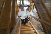Hoagascht – Moderatorin Christina Ömmer in der Mühle, aufgenommen während ServusTV´s Hoagascht „Älter als die Oma – der Sauerteig vom Hochfellnhaus“ in der Kunstmühle Haslach, Traunstein, Bayern, Deutschland, am 03.06.2025