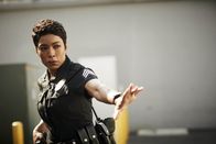 9-1-1 Notruf L.A. – (1. Staffel) - Detective Athena Grant (Angela Bassett) ist eine der ersten am Einsatzort und nicht selten kommt es mit Sanitätern oder den Feuerwehrleuten zu Unstimmigkeiten. Doch sie müssen zusammenarbeiten, wenn sie Leben retten wollen ...
