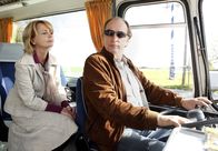 Pilgerfahrt nach Padua – Die misstrauische Gundula (Gisela Schneeberger) behält den mürrischen Busfahrer Benno (Herbert Knaup) fest im Blick.