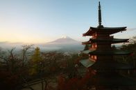 Leben mit Vulkanen – Mit seiner perfekten Kegelform inspirierte er die bedeutendsten Künstler des Landes – auch heute noch zeugen viele Druckgrafiken vom hohen Stellenwert des Fuji in der japanischen Kultur.