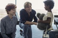 Lion – L-R: Sue Brierley (Nicole Kidman), John Brierley (David Wenham), Saroo, jung (Sunny Pawar).