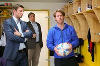 Die Rosenheim-Cops – Die Kommissare Hansen (Igor Jeftic, l.) und Hartl (Michael A. Grimm, m.) spüren, dass Spielerkollege Ulli Stiegler (Bernhard Bozian, r.) nur die halbe Wahrheit sagt. Honorarfrei - nur für diese Sendung bei Nennung ZDF und Christian A. Rieger