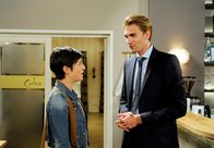 Rote Rosen – ARD ROTE ROSEN FOLGE 1801 Uhr im ERSTEN. Ariane (Alexandra Horn, l.) genießt den unbefangenen Flirt mit Lutz (Simon Mantei, r.).