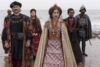 The Spanish Princess – (v.l.n.r.) De Fuensalida (Daniel Cerqueira); Rosa de Vargas (Nadia Parkes); Katharina von Aragon (Charlotte Hope); Lina de Cardonnes (Stephanie Levi-John); Oviedo (Aaron Cobham)